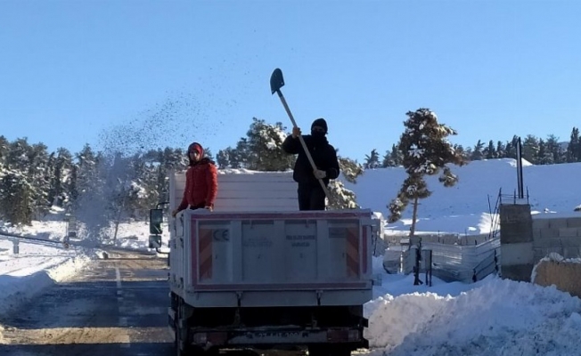 Gaziantep Büyükşehir karla mücadelede sahada 