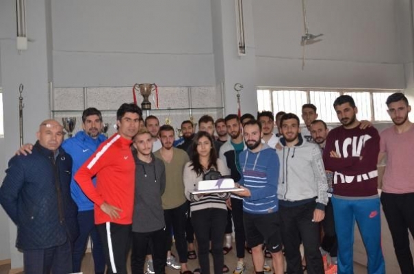 Gazeteci Büşra Kaya'ya  futbolculardan sürpriz pasta