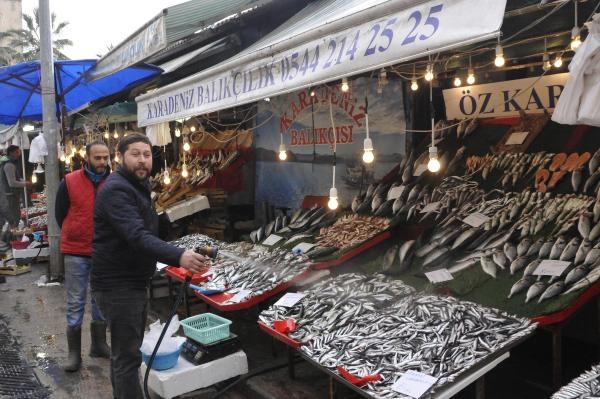 İzmit'te balık fiyatları düşmeye başladı