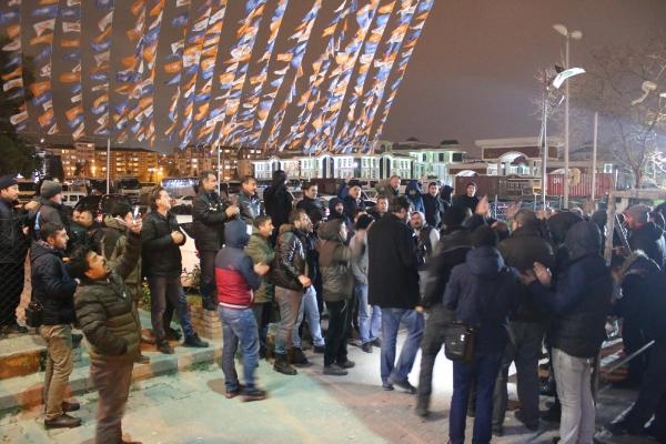 Kadroya alınmayan işçiler, AK Parti İl binası önünde eylem yaptı