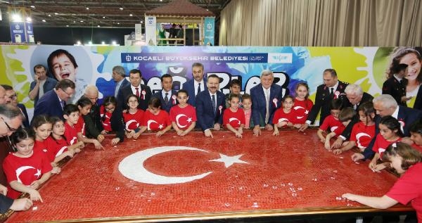 20 bin mozaik taşı ile Türk bayrağını yaptılar