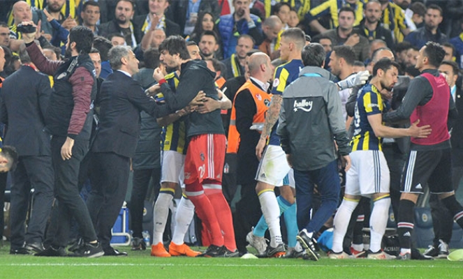 Fenerbahçe - Beşiktaş derbisi olaylar nedeniyle durdu