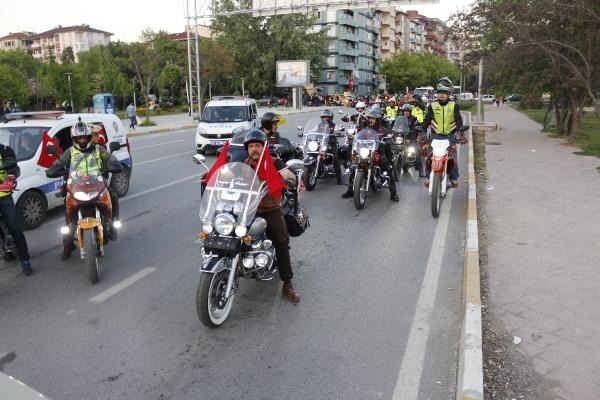 Motosiklet tutkunları 23 Nisanı kutladı