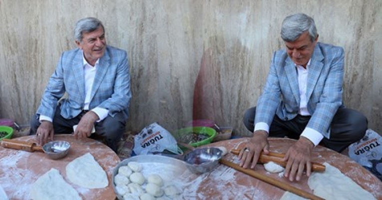 Başkan Karaosmanoğlu, oklavayla hamur açtı, gözleme yaptı