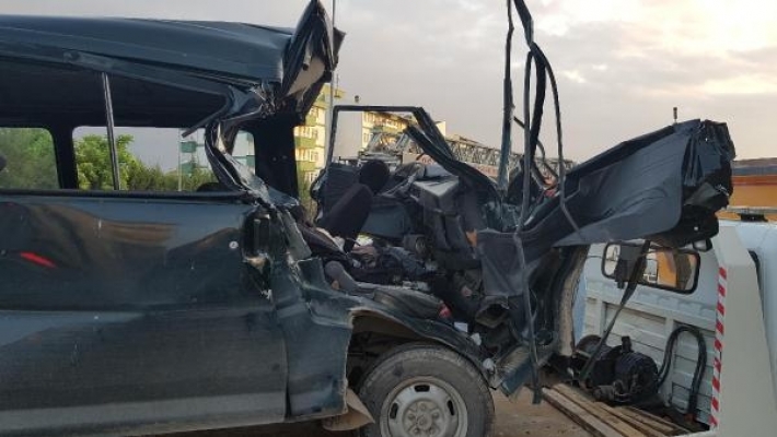 Minibüs TIR'a arkadan çarptı: 2 yaralı öldü