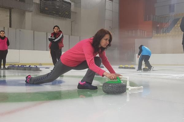 Anneler, milli sporcu kızlarına karşı curling oynadı