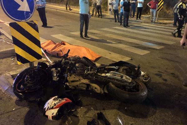 Kavşakta otomobille çarpışan motosiklet sürücüsü öldü