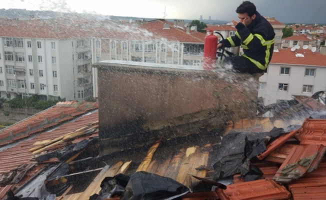 Yıldırım düşen apartmanın çatısı yandı