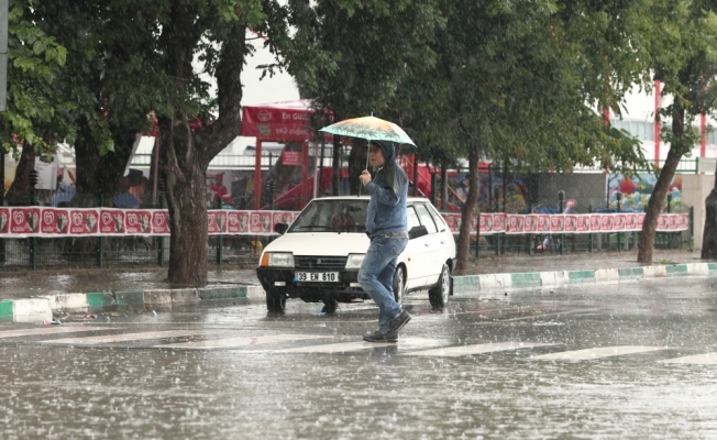 Şiddetli yağış hayatı olumsuz etkiledi