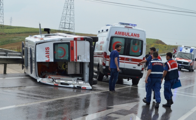 Hasta taşıyan ambulans devrildi: 4 yaralı