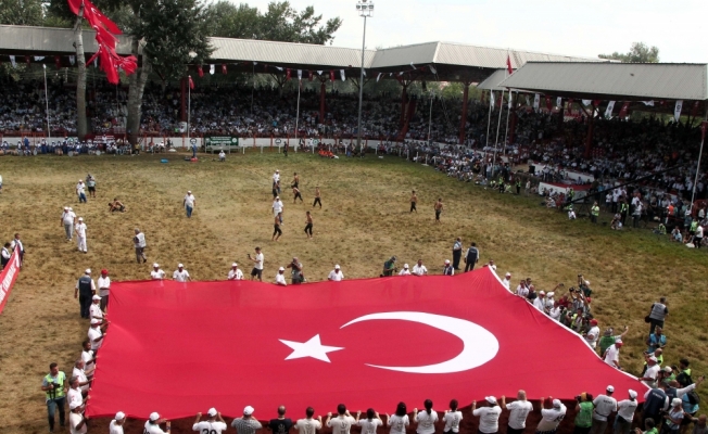 Kırkpınar Er Meydanı'nda Türk bayrağı gezdirildi