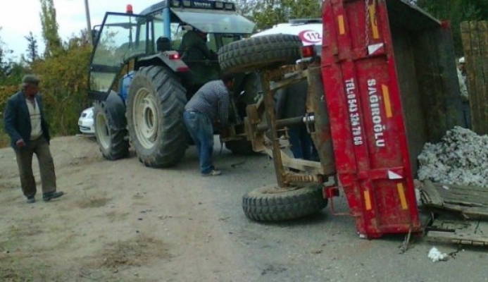 Kolunu traktör ezen işçi yaralandı.