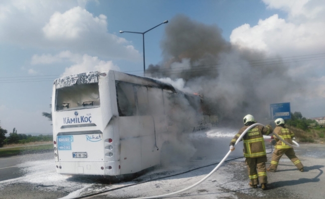 Seyir halindeki yolcu otobüsü alev aldı