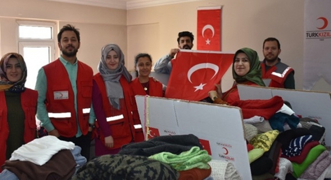 Türk Kızılayının gıda ve kıyafet yardımları
