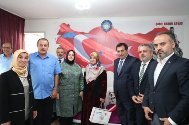 Aile, Çalışma ve Sosyal Hizmetler Bakanı Zehra Zümrüt Selçuk Bursa'da ziyaretlerde bulundu