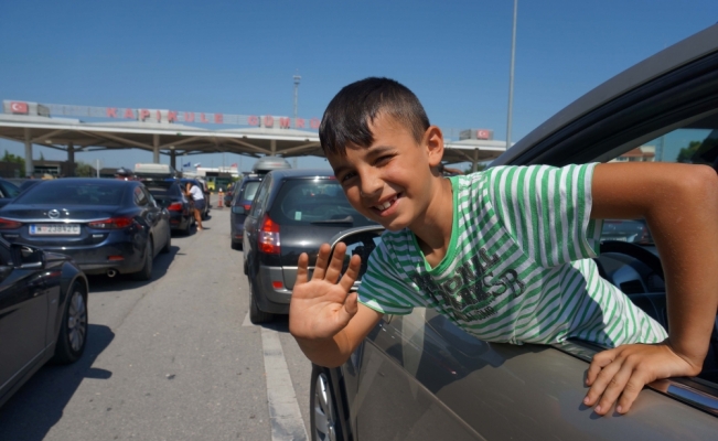 Avrupa'da yaşayan Türklerin Kapıkule'den dönüş yolculuğu sürüyor