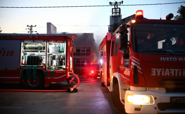 Başakşehir'de fabrika yangını kontrol altına alındı