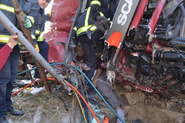 Bursa'da kamyon devrildi: 1 ölü
