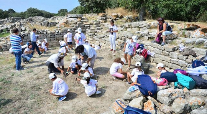 Çocuklar bir günlüğüne “arkeolog“ oldu