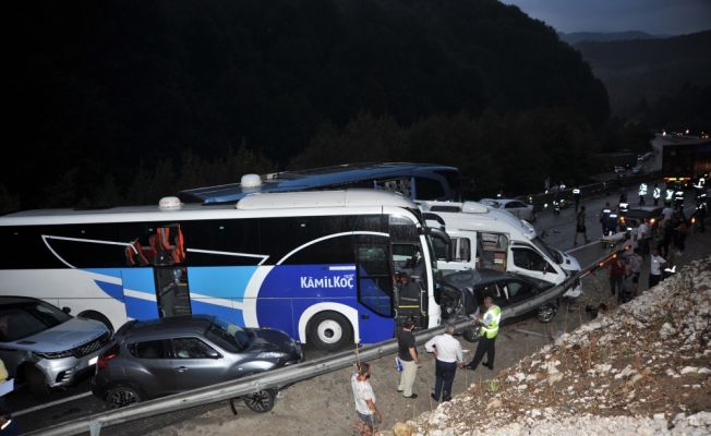 Bursa-Ankara karayolunda zincirleme trafik kazası: 1 ölü 12 yaralı