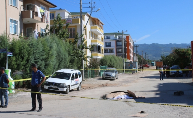 Kocaeli'de, hafriyat kamyonunun çarptığı bisikletli öldü