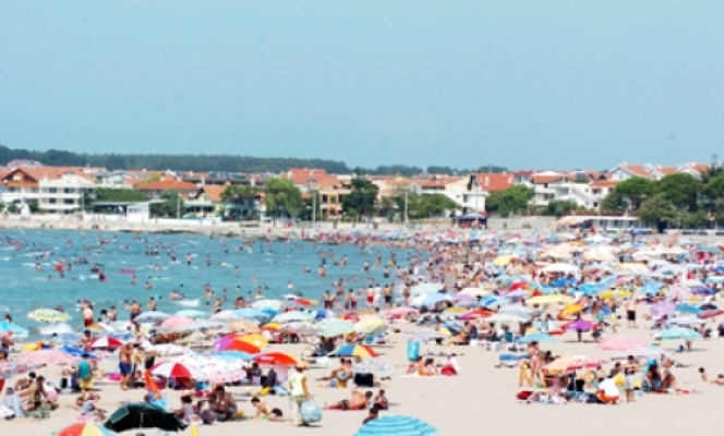 Mavi bayraklı Karamürsel plajında bayram hareketliliği