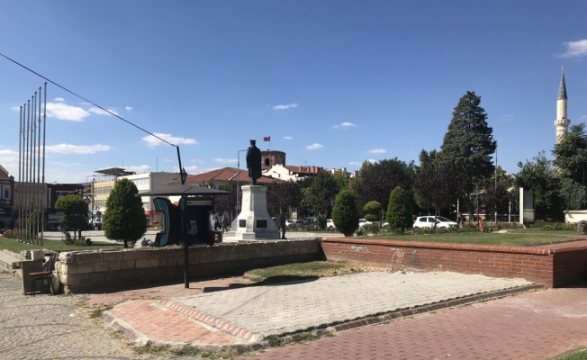 Atatürk Anıtı yakınına konulan seyyar tuvalet kaldırıldı