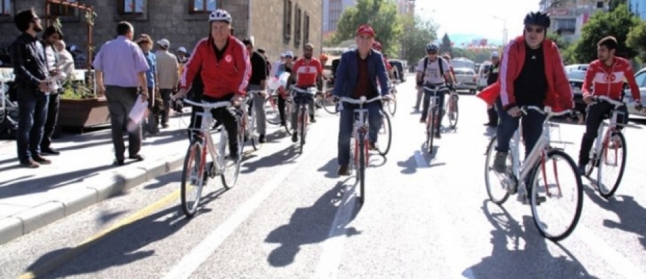 Burdur'da belediye başkanları bisiklete bindi