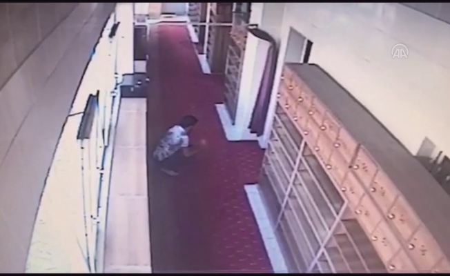 Camiden sadaka kutusu hırsızlığı güvenlik kamerasında