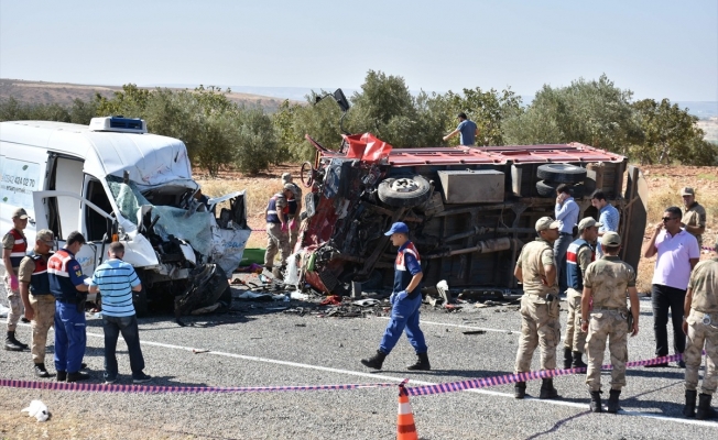 Düzensiz göçmenlere kamyon çarptı: 2 yaralı