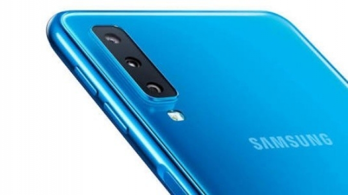 Samsung üç arka kameralı telefonu Galaxy A7‘yi tanıttı