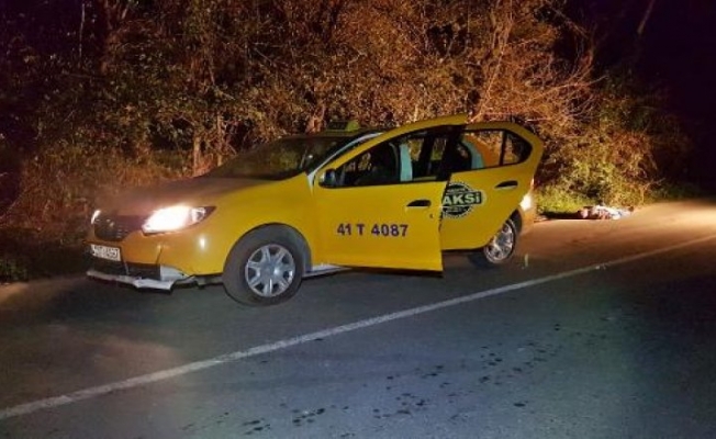 Taksi şoförü aracının yanında ölü bulundu