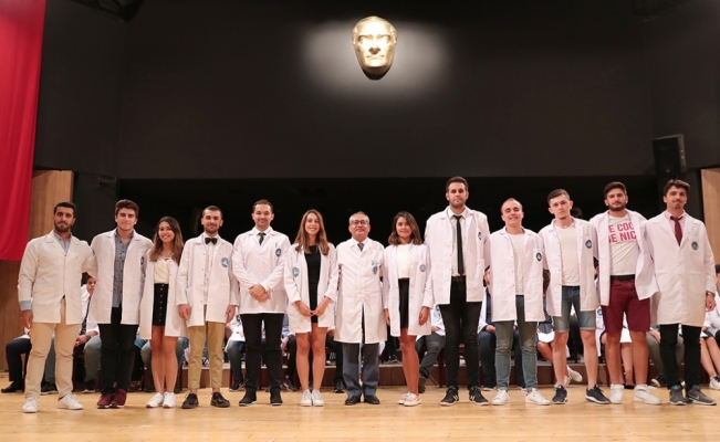 Tıp öğrencileri “beyaz önlüklerini“ törenle giydi