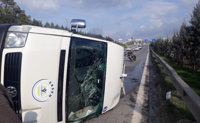 Kocaeli'de işçileri taşıyan minibüs devrildi: 8 yaralı