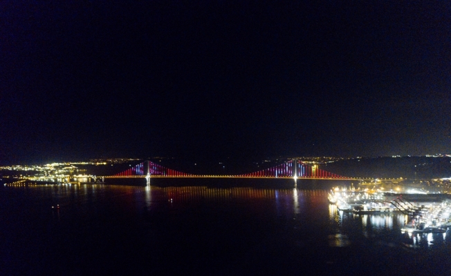 Osmangazi Köprüsü kırmızı beyaz renklere büründü