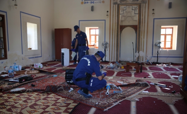 Tarihi camiye zarar verildi