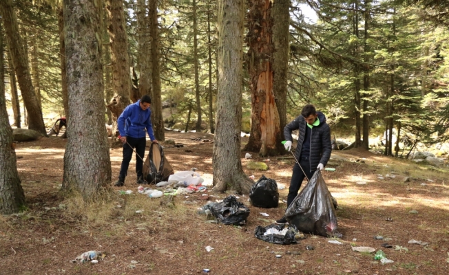 Uludağ'da dağcılardan çevre temizliği