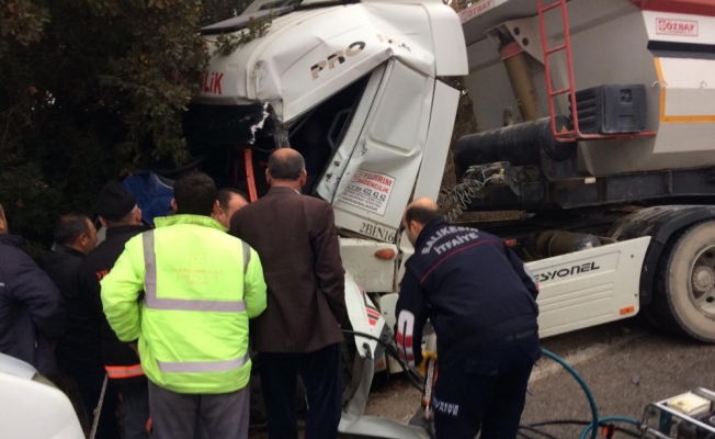 Balıkesir'de kamyon ile tır çarpıştı: 2 yaralı