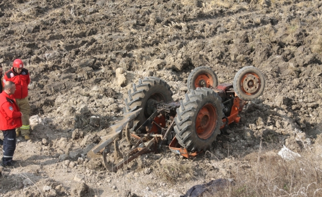 Balıkesir'de traktör şarampole devrildi: 1 ölü, 1 yaralı