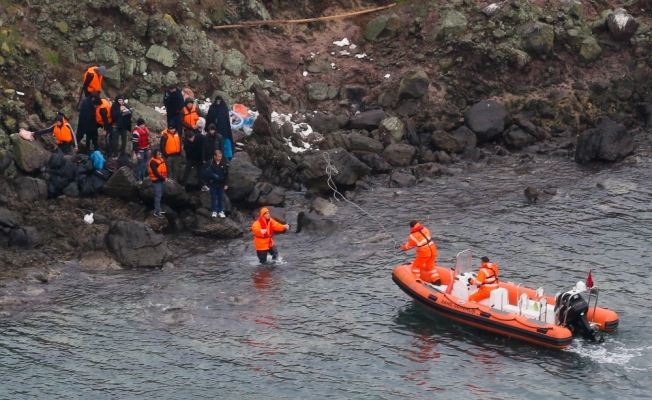 Ege Denizi'ndeki Yumurta Ada'da mahsur kalan 44 düzensiz göçmenin tamamı Türk Sahil Güvenlik Komutanlığı unsurlarınca kurtarıldı.