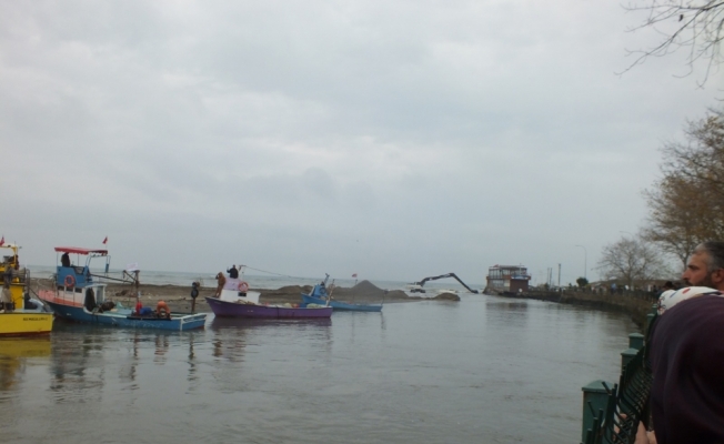 Karasu'da mahsur kalan tekneler için çalışma başlatıldı