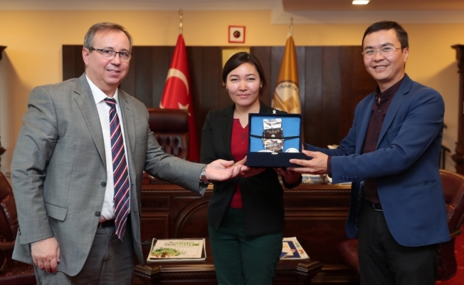 Kırgız akademisyenler TÜ'yü ziyaret etti
