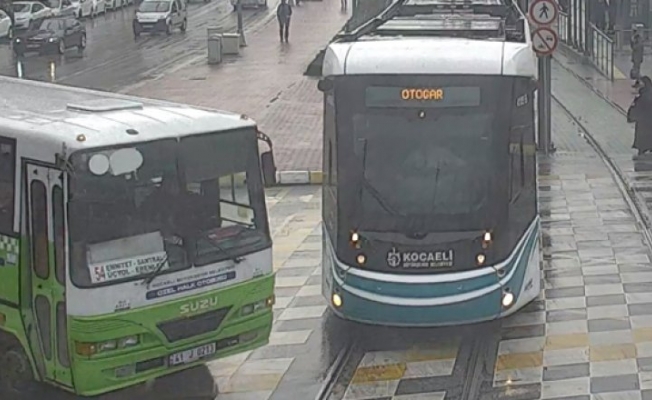 Kocaeli'de tramvay kazası güvenlik kamerasında