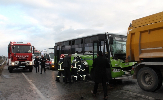 Kocaeli'de yolcu midibüsü tıra çarptı: 8 yaralı