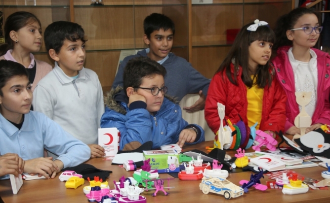 Ortaokul öğrencileri Suriyeli çocuklar için oyuncak yaptı