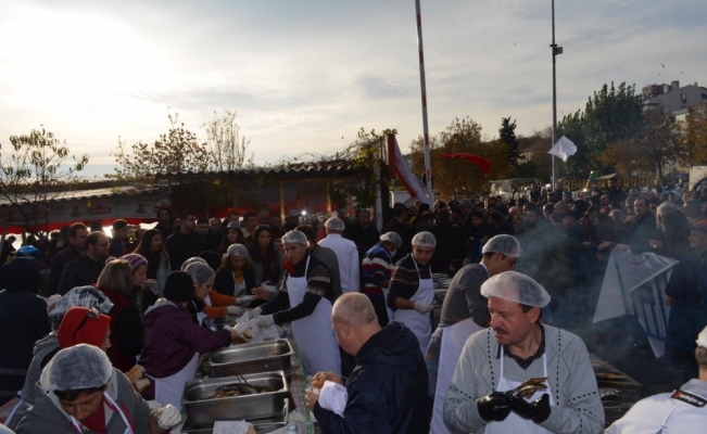 Tekirdağ'da vatandaşlara balık ekmek dağıtıldı