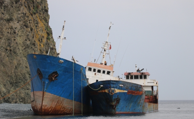 Yalova'da karaya oturan hacizli gemilerde hırsızlık girişimi