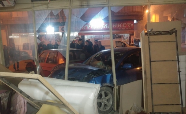 Bursa'da otomobil iş yerine girdi: 2 yaralı