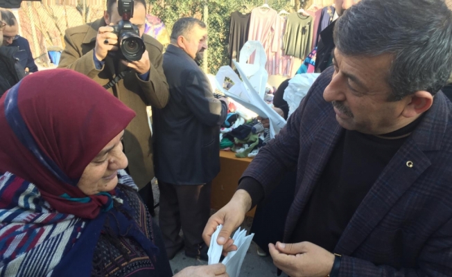 Darıca Belediye Başkanı Karabacak bez torba dağıttı