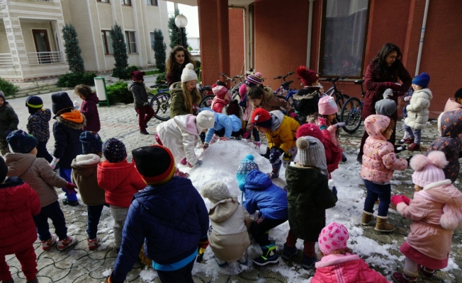 Edremit'te anaokulu öğrencileri karla tanıştı